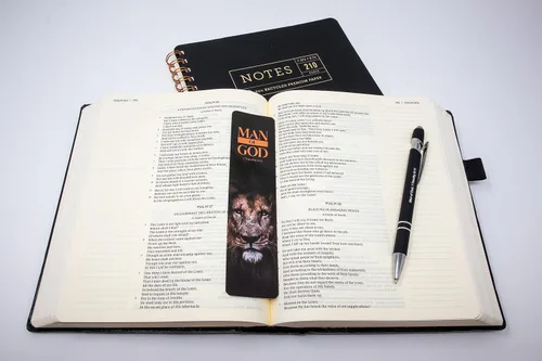 Miniatura 7 de Regalo del Hombre de Dios, Bolígrafo con Versículo Bíblico con Marcapáginas – 1 Timoteo 6:11 – Bolígrafos Bíblicos Inspiradores para Devoción