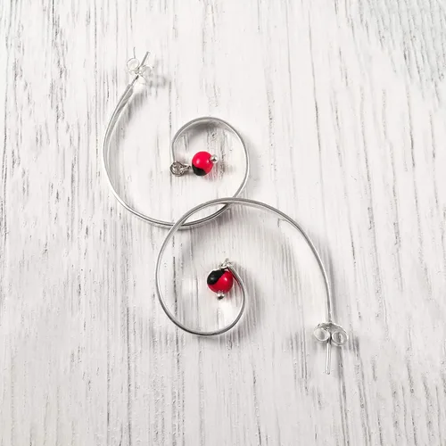 Miniatura 5 de Arracadas curvadas de plata de ley 925 con pendientes de semilla de Huayruro rojo y negro, aros peruanos en forma de G «Good Fortune», acabado