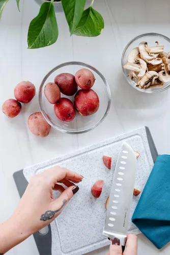 Miniatura 7 de DURA LIVING Cuchillo Santoku de 7 pulgadas, hoja de acero inoxidable de alto carbono afilada, mango remachado ergonómico forjado, cuchillo de chef