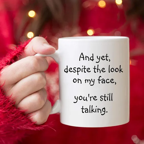 Miniatura 4 de 5Aup Regalos de Navidad, taza de café con cita divertida para amigos, compañeros de trabajo, y sin embargo, a pesar de la mirada en mi cara, tazas