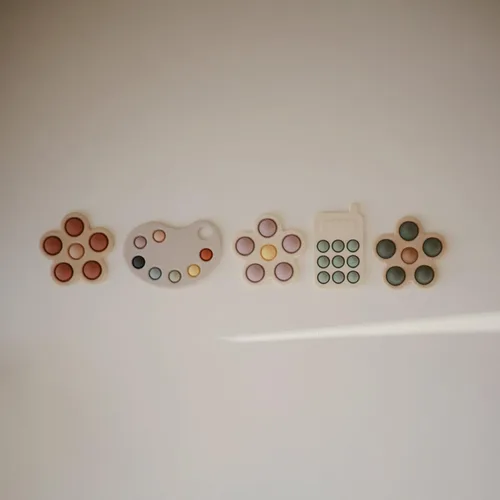 Miniatura 8 de mushie - Juguete para presionar con diseño de flor (tomillo seco/natural/arena movediza)