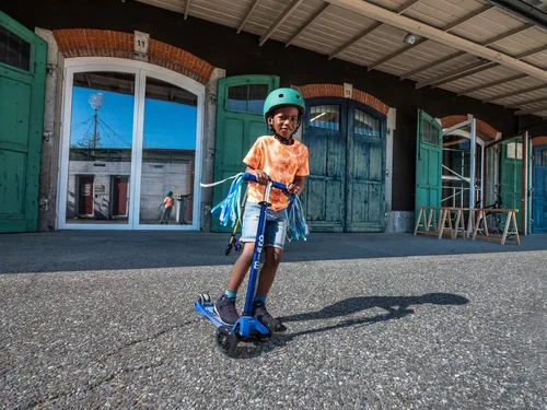 Miniatura 6 de Micro Kickboard – Maxi Deluxe LED – Monopatín pequeño de tres ruedas, inclinado a girar, diseño suizo para niños con ruedas con luces LED activadas