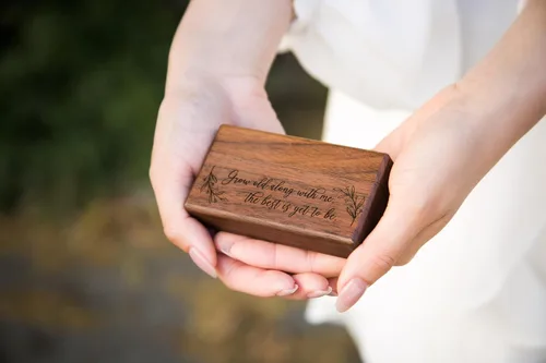 Miniatura 4 de MUUJEE Caja de doble anillo Caja de madera delgada grabada para boda, ceremonia de compromiso, propuesta de anillo caja para 2 anillos, ideas