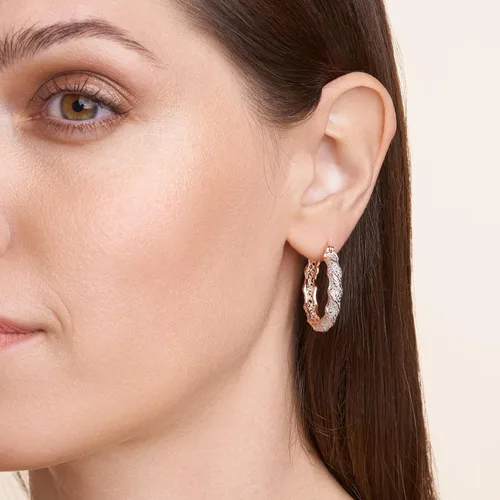 Miniatura 5 de Amazon Essentials Pendientes de aro trenzados de bronce chapado con diamantes (anteriormente colección Amazon)