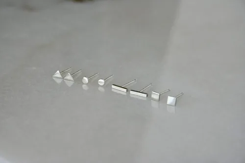 Miniatura 7 de Juego de pequeños aretes de tuerca con forma geométrica, pequeños aretes de plata esterlina, segundo piercing, tercer piercing, caramelo de oreja