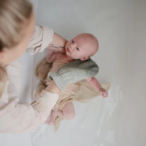 Miniatura 3 de mushie Guantes de baño para bebé, algodón orgánico, paquete de 2 (niebla marina)