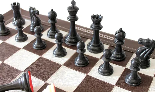 Miniatura 3 de Stonkraft - Juego de ajedrez enrollable de cuero genuino de 19" x 19" con piezas de ajedrez de plástico - Bronceado oscuro
