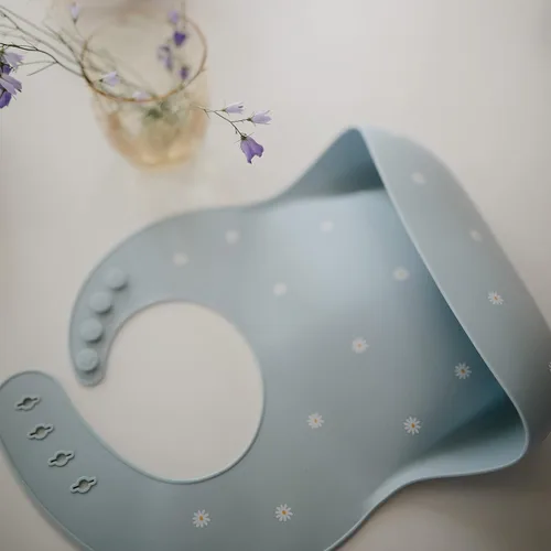 Miniatura 5 de Mushie - Babero de silicón para bebé, ajustable y resistente al agua (margarita blanca)