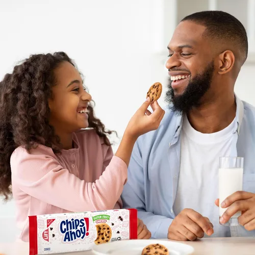 Miniatura 8 de CHIPS AHOY! Galletas masticables sin gluten con chispas de chocolate fudgy, 9.75 oz