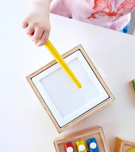 Miniatura 7 de Hape Juego de música apilable Caja musical colorida de 6 piezas, juego de madera para niños mayores de 18 meses