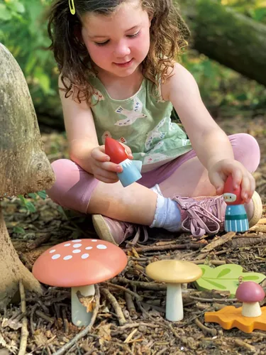 Miniatura 5 de Tender Leaf Toys - Familia de gnomos del bosque - Juego imaginativo de madera maciza de 8 piezas, decoración de guardería - Promueve la creatividad