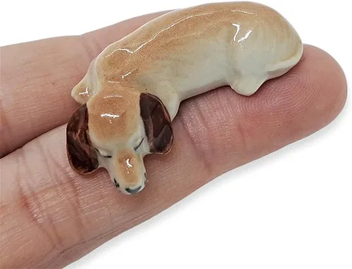 Miniatura 10 de WitnyStore Pequeña figura de perro salchicha olfateando negro de 1½ pulgadas de largo, figuras de cerámica pintadas a mano en miniatura