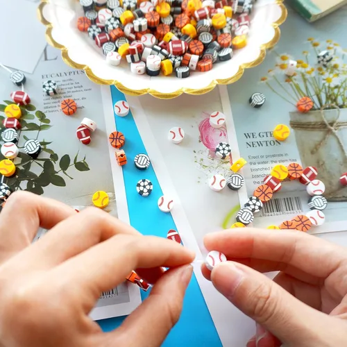 Miniatura 5 de 300 cuentas deportivas para la fabricación de joyas, cuentas de arcilla polimérica con béisbol, fútbol, baloncesto, voleibol, rugby, cuentas de bola