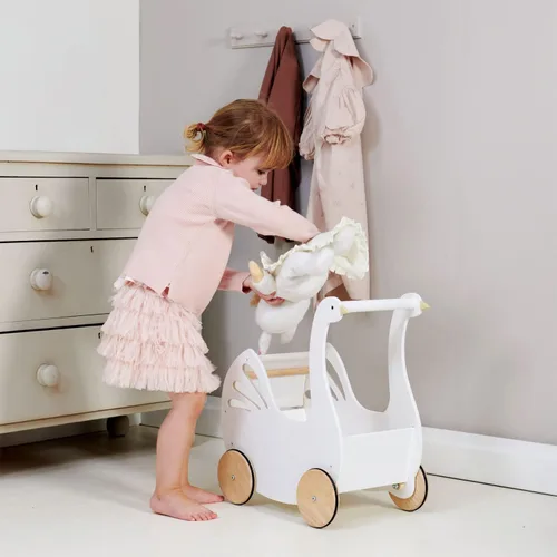 Miniatura 5 de Tender Leaf Toys - Sweet Swan Pram - Cochecito de madera con forma de cisne - Juguete inspirado para juegos de rol para niños y niñas, mejora