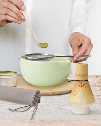 Miniatura 9 de Joiish Juego de batidor matcha, kit de 5 piezas, tazón de cerámica con asa y soporte, batidor de bambú, tamiz, cuchara, herramientas tradicionales