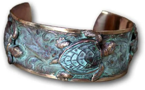 Elaine Coyne Collectible Artwear Pulsera clásica de tortuga marina fabricada en Estados Unidos latón de pátina Verdigris Latón