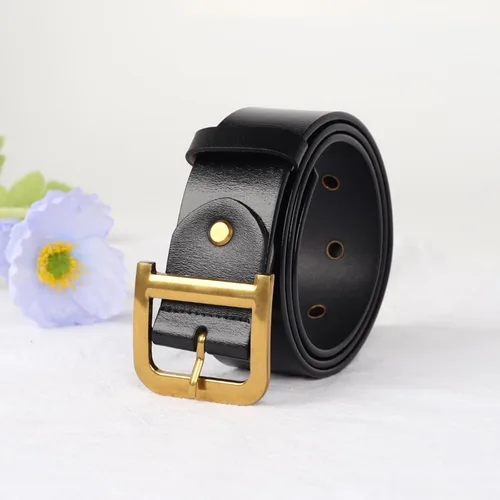 Miniatura 243 de Cinturón de cuero clásico con hebilla de metal para mujer con vestido de jeans