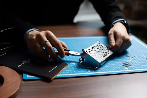 Miniatura 6 de Rompecabezas de metal 3D para adultos, estuche de metal perfecto con mecanismo de apertura, kit de bricolaje de metal, hermosa funda de metal