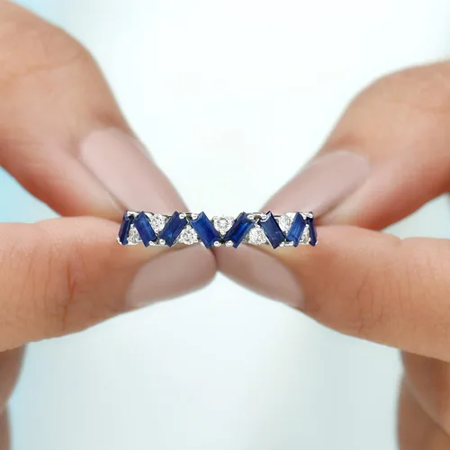 Miniatura 13 de Banda de media eternidad con baguette de zafiro azul certificada con moissanita en oro
