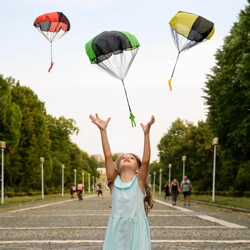 Miniatura 8 de nutty toys Juguetes de paracaídas para niños – Paracaídas voladoras sin enredos para hombres, parte superior interior y exterior para 3, 4, 5, 6, 7