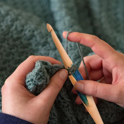 Miniatura 2 de Ommi - Ganchos de ganchillo con mango ergonómico, hechos a mano, 6.7 pulgadas, madera de haya al vapor y resina azul, aguja de tejer, tejido de hilo