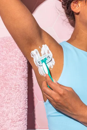 Miniatura 5 de BIC Soleil 5 Sensitive Desechables para Mujeres con Navajas de 5 Cuchillas, Tiras Hidratantes de 360 Grados, Agarre Antideslizante, Paquete de 2