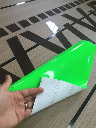 Miniatura 2 de VViViD Paquete de rollo de vinilo adhesivo de acabado brillante de 12 x 48 pulgadas con papel de transferencia de 12 x 12 pulgadas (2 artículos)