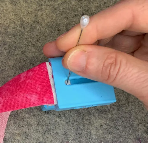 Miniatura 5 de Purple Hobbies, clip de tercera mano y rueda de encuadernación para acolchar y coser por Purple Hobbies, lo que facilita la creación