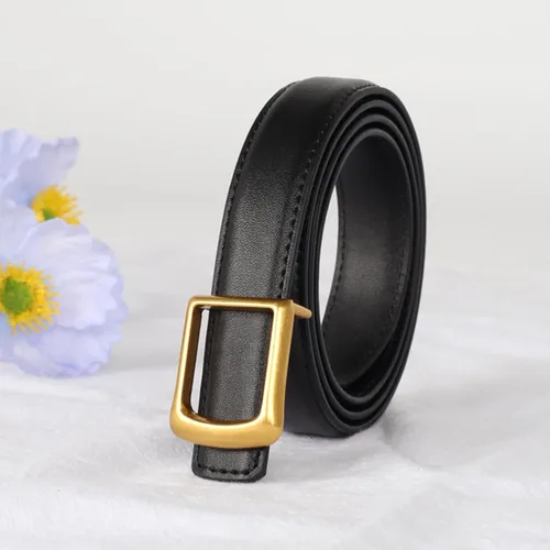 Miniatura 210 de Cinturón de cuero clásico con hebilla de metal para mujer con vestido de jeans