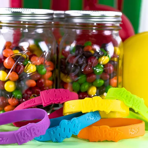 Miniatura 7 de Super Z Outlet - 24 pulseras de goma coloridas con frases y refranes de cómics de superhéroes para cumpleaños de niños, recuerdos de fiesta, bolsas