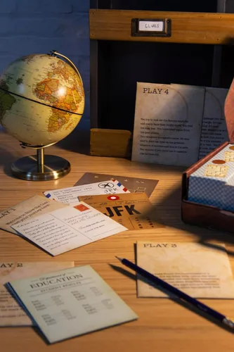 Miniatura 4 de Fizz Creations Resuelve el caso – Juego de Escape Room 3D en una maleta portátil con 5 juegos únicos, cartas de pistas y rompecabezas 3D – Noche