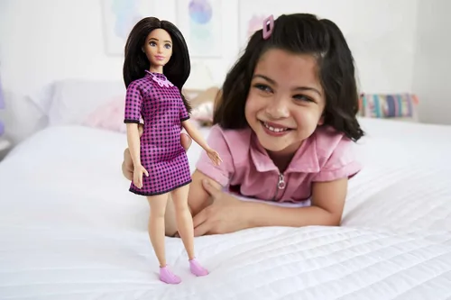 Miniatura 2 de Barbie Fashionistas Doll #188, Curvas con pelo negro, vestido a cuadros y accesorios que incluyen zapatillas rosas y collar