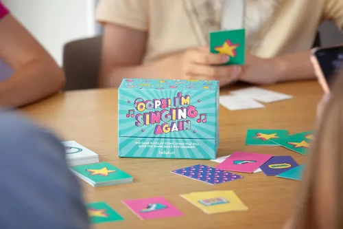 Miniatura 5 de Hellofun! Juegos de mesa de música OOPS I`M Singing Againg Juegos de cartas musicales Juegos familiares Canciones para cantar, zumbar, bailar