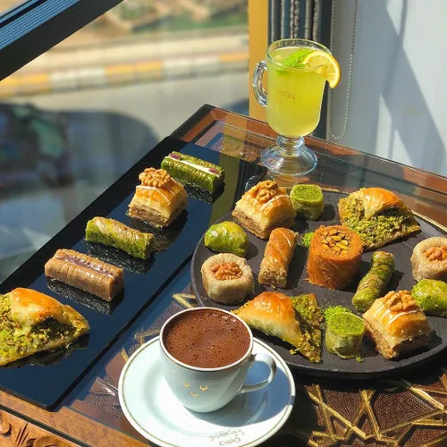 Miniatura 4 de Hafiz Mustafa 1864 Istanbul Baklava - Caja de pastelería - Bocadillos de postre de Baklava horneados hechos de hojas de masa filo fresca, pistacho