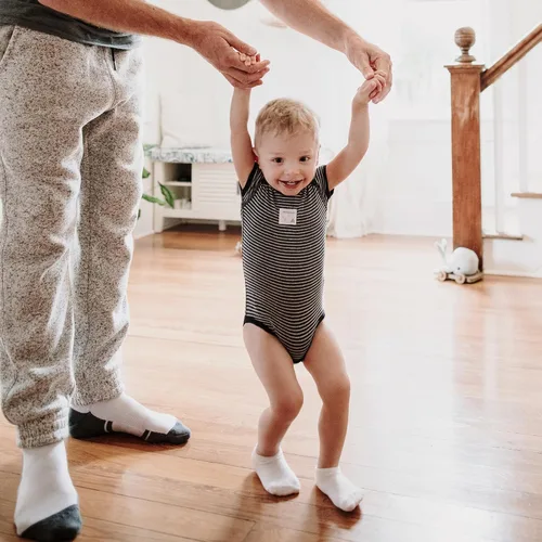 Miniatura 4 de Burt's Bees Baby Calcetines unisex para bebé, altura hasta el tobillo o tripulación, hechos con algodón orgánico suave, 6 paquetes con agarres