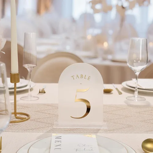 Miniatura 3 de UNIQOOO Números de mesa de arco esmerilado para boda 1-15 con soportes, lámina de oro impresa en acrílico de 5x7, signos de exhibición y soportes
