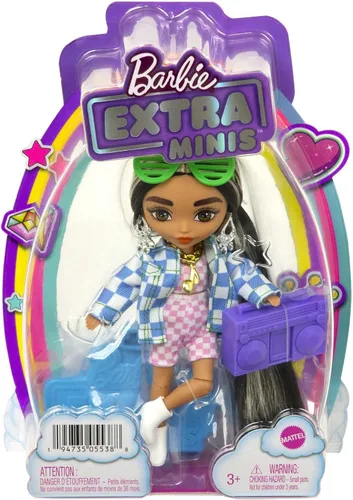 Miniatura 7 de Muñeca Barbie Extra Minis #2 (14 cm) con traje a cuadros de 2 piezas y chaqueta, con soporte para muñeca y accesorios que incluyen gafas de sol