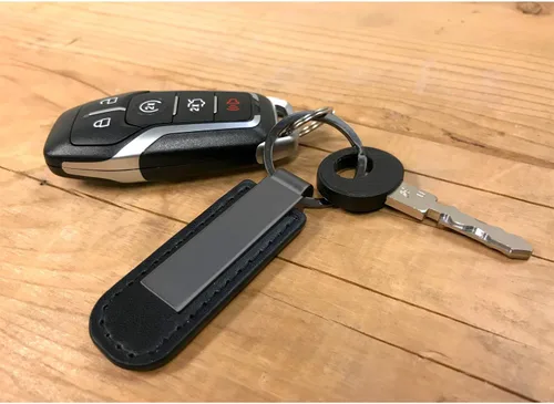 Miniatura 3 de iPick Image Llavero con correa de cuero PU con placa de metal negro Gunmetal para Nissan NISMO, con licencia oficial, Negro