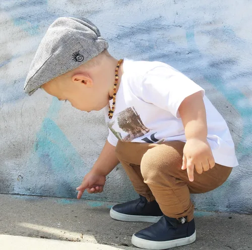 Miniatura 101 de Born to Love Gorro de conductor a rayas para niños pequeños