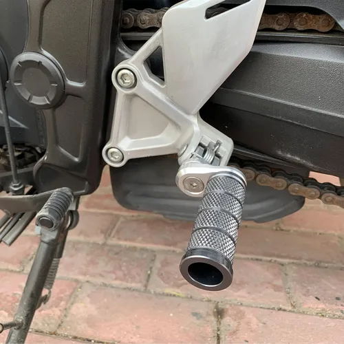 Miniatura 3 de Estriberas de motocicleta compatibles con Suzuki GSX250R Gixxer SF250 Gixxer 250/150 V-STROM250 360° giratorio ajustable antideslizante diseño CNC