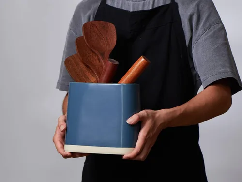 Miniatura 6 de ONEMORE Utensilios de cerámica grande con tapete de corcho, soporte ovalado para utensilios de cocina para encimera, organizador de utensilios