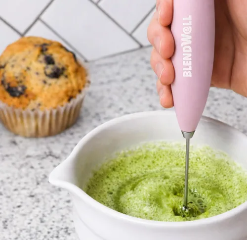 Miniatura 6 de BlendWell Espumador de leche eléctrico para matcha y café, mezclador de bebidas de mano con batería, con soporte, batidor de acero inoxidable, rosa