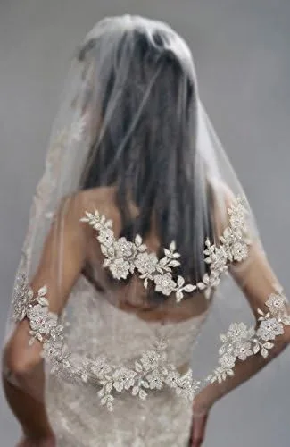 Velo de novia corto con decoraciones de flores y perlas y peine