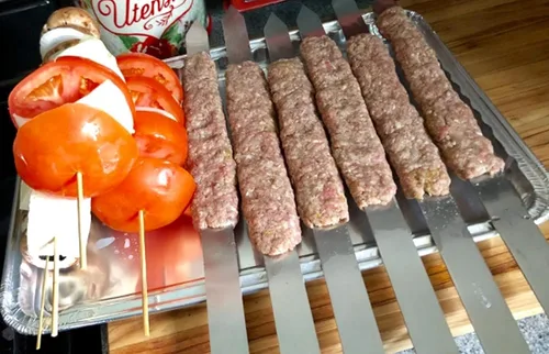 Miniatura 4 de G & F Products Brochetas para barbacoa, pinchos planos de acero inoxidable de 23 x 5/8 pulgadas con asas de madera, juego de 8 piezas con bolsa