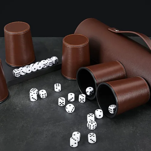 Miniatura 9 de Party Games - Juego de tazas de dados de cuero, 5 tazas de dados negros + 25 dados + funda exclusiva de almacenamiento y transporte hecha