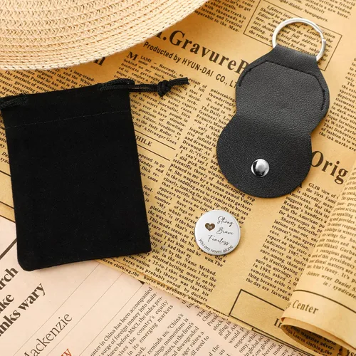 Miniatura 7 de Sureio Ficha de recuerdo de bolsillo para relaciones a larga distancia, recuerdo de acero inoxidable, regalo inspirador de doble cara con llavero