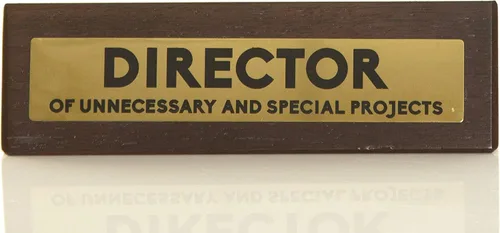 Miniatura 3 de Boxer Gifts Letrero de advertencia de escritorio de madera con texto en inglés «Director Of Unnecessary Projects» Divertido regalo de humor