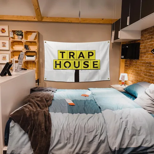 Miniatura 5 de Bandera de Trap House Graciosa Póster Duradera Bandera de Pared de Cueva de Hombre con Ojales de Latón de 3 x 5 Pies para Decoración de Dormitorio