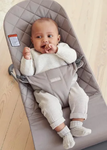 Miniatura 12 de BabyBjörn Bouncer Bliss, Gris Arena, Tejido, Colchón Clásico de Acolchado Asiento Ajustable de Mecedora para Bebé de 2 en 1 y Silla para Niño