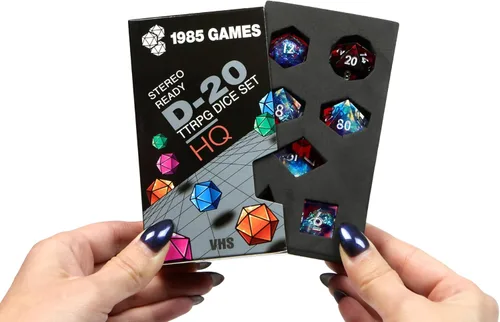 Miniatura 7 de 1985 Games Juego de dados D&D de borde afilado – Dados poliédricos de resina hechos a mano en caja retro VHS – 7 dados para TTRPG (Bola de Cristal)
